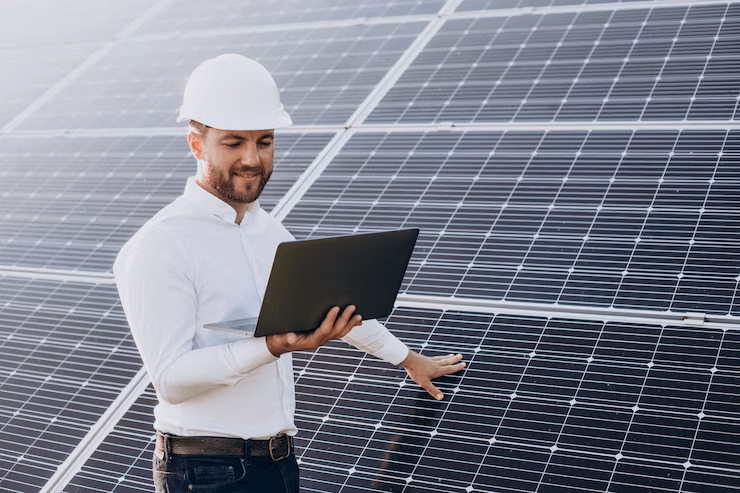 joven arquitecto pie junto paneles solares haciendo diagnosticos computadora 1303 28126